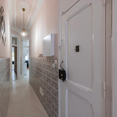 Moderno Com Terraco * Lisbona